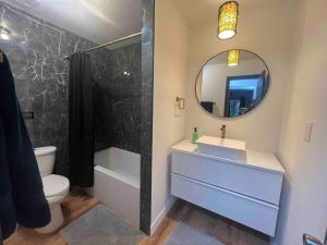 The Peacock Inn - 8 Bdr 4 Bth 14 Bds