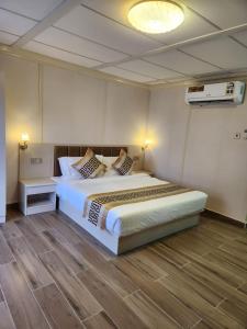 Lina Dreamland Resort في Billah: غرفة نوم بسرير كبير في غرفة