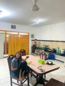 Kuchyň nebo kuchyňský kout v ubytování BARREL HOMESTAY - Near Mentawai fast ferry, cooking class, transport - tour bukittinggi by nginapdipadang