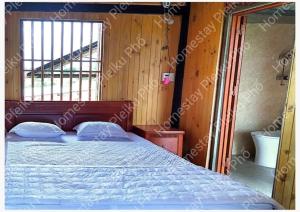 Homestay Pleiku Phố tesisinde bir odada yatak veya yataklar