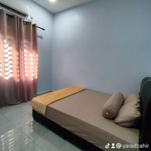 a bedroom with a bed in a room with a window at Homestay HABI Residence in Kepala Batas +5 photos