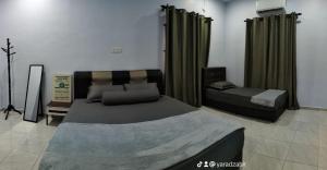 Homestay HABI Residence في Kepala Batas: غرفة نوم بسرير كبير وأريكة