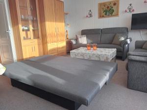 un soggiorno con un grande letto e un divano di Wohnung 416, Am Kurpark 3, 38700 Braunlage a Braunlage