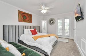 sypialnia z łóżkiem i wentylatorem sufitowym w obiekcie 2BR Central Montrose Townhome w mieście Houston