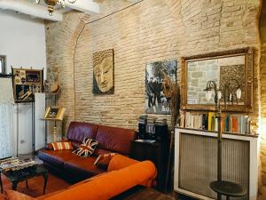 un soggiorno con un divano e un muro di mattoni di Old Style Studio a Perugia