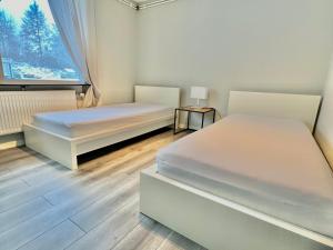 2 camas en una habitación con ventana en Villa Kosta, en Kosta