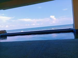 uma piscina com vista para o oceano em Suman beach House em Chennai