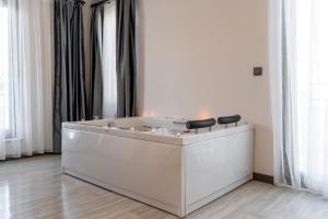eine Rezeption in einem Zimmer mit Beleuchtung in der Unterkunft IRENIC HOTEL in Antalya