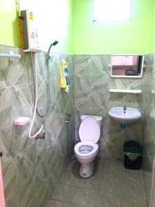 La salle de bains est pourvue de toilettes et d'un lavabo. dans l'établissement World Citizen GuestHouse, à Ko Pha Ngan