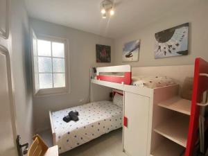 a childs room with a bunk bed and a bunk bedutenewayewayangering at Barcelona Family Beach in Barcelona