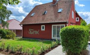 een rood huis met een rood dak bij Ferienwohnung-Heide-1 in Walsrode