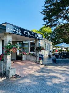 una entrada a una tienda de antigüedades en Anchorage Hotel, en Torquay