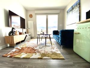 克莱蒙费朗Appart T2 avec parking, loggia, vue Puy de Dôme的客厅里有一张蓝色的沙发和一张桌子