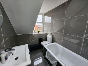 a bathroom with a sink and a toilet and a tub at SuperValue Suite 3 - Fast WiFi, Hotel Linen, Keyless Entry, City only 10 Mins - BY PROPERTY PROMISE in Cardiff