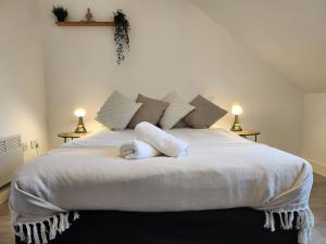 a white bed with pillows and two lamps on tables at SuperValue Suite 3 - Fast WiFi, Hotel Linen, Keyless Entry, City only 10 Mins - BY PROPERTY PROMISE in Cardiff