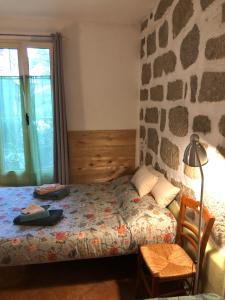 ボローニャにあるB&B Monte Donatoの石壁のベッドルーム1室(ベッド1台付)