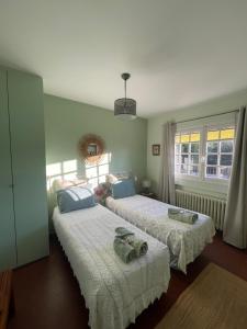 1 Schlafzimmer mit 2 Betten und einem Fenster in der Unterkunft Villa Daphné in Spéracèdes