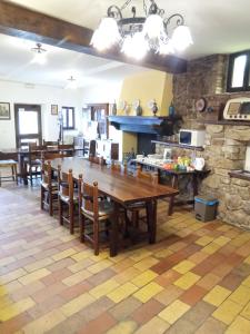 アッシジにあるAll'Ombra di San Damianoのキッチン、ダイニングルーム(木製のテーブルと椅子付)