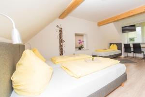 a bedroom with two beds and a living room at Ferienwohnungen und Zimmer Yassi in Spielberg