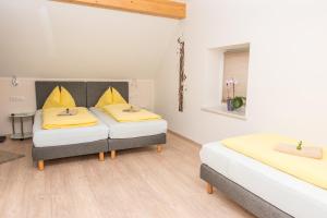 Postel nebo postele na pokoji v ubytování Ferienwohnungen und Zimmer Yassi