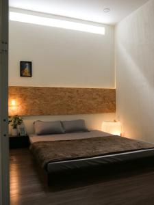 um quarto com uma cama grande num quarto em Vit-bau Room - Double Room 2 person - Duck Homestay Ben Tre em Ấp Phú Lợi