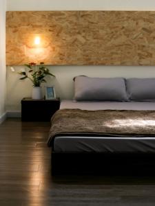 um quarto com uma cama e uma parede de madeira em Vit-bau Room - Double Room 2 person - Duck Homestay Ben Tre em Ấp Phú Lợi
