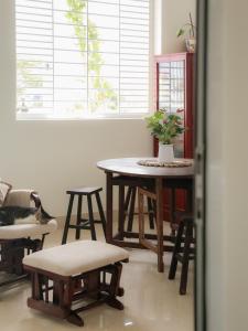 um quarto com uma mesa e uma mesa e cadeiras em Vit-bau Room - Double Room 2 person - Duck Homestay Ben Tre em Ấp Phú Lợi