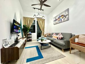 Urban Gateway Homestay# Bangi#Wifi 300Mbps#Netflix في Kampong Tangkas: غرفة معيشة مع أريكة وطاولة