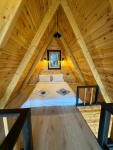 1 cama en el ático de una cabaña de madera en Sapanca Sis Vadi Bungalov, en Sakarya