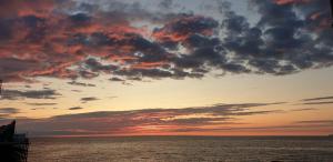 ブラックプールにあるSouth Beach Kings Promenade Hotelの曇り空と海上の夕日