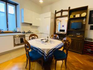 a dining room with a table and chairs in a kitchen at Casa Daniela in Trento