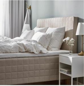 ein Bett mit weißer Bettwäsche und Kissen darauf in der Unterkunft Upea 117,5m2 huoneisto Helsingin keskustassa in Helsinki