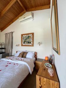 um quarto com uma cama e uma mesa de madeira em צימר דביר em Kefar H̱ananya