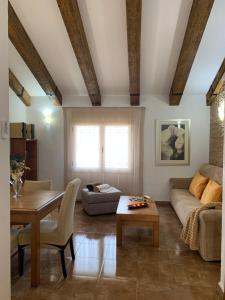 Posedenie v ubytovaní Casa Enric , con zona infantil, piscina y parking privado