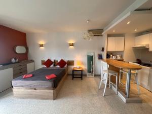 ポール・ヴァンドルにあるUn Balcon Sur La Merのベッドルーム1室(ベッド1台、テーブル付)、キッチン