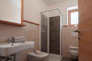 a bathroom with a sink and a toilet and a shower at Lüch da Morgnun in San Vigilio Di Marebbe