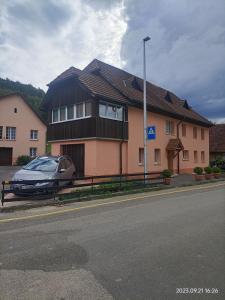 une maison avec une voiture garée devant elle dans l'établissement BnB LES OISEAUX, chez Claude et Lidia, 26 à 44m2, 2ème étage, à Vendlincourt