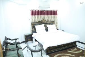 Llit o llits en una habitació de Pramier Inn Near Agha Khan Hospital