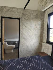 - une chambre avec un lit et une salle de bains avec des toilettes dans l'établissement Villa Black Elephant, à Sam Roi Yot