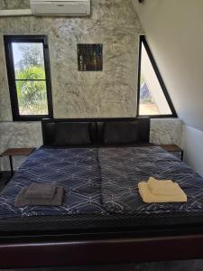 - un lit dans une chambre avec 2 serviettes dans l'établissement Villa Black Elephant, à Sam Roi Yot