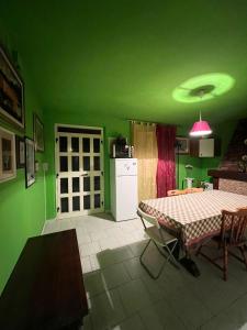 een groene keuken met een tafel en een groen plafond bij Villa Angelina holidays in Ripa Teatina