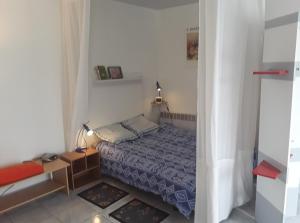 - une chambre avec un lit et une couette bleue dans l'établissement Grand studio sur jardin Nantes Beaujoire B, à Nantes