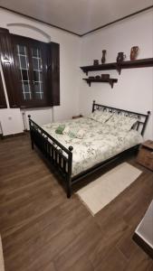 uma cama grande num quarto com piso em madeira em Etno kuća Stara Frajla em Backi Petrovac