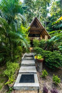 un camino que conduce a una casa en un bosque en Bamboo Bay Island Resort, en Srithanu