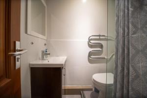 y baño con aseo, lavabo y ducha. en Zaya Hostel en Ulán Bator