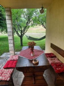una mesa con un jarrón encima en un patio en Landhaus Kate en Lusnić