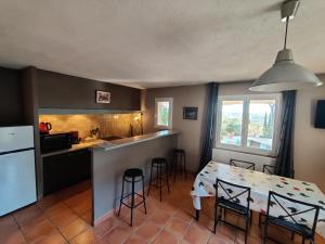 Kuchyň nebo kuchyňský kout v ubytování appartement indépendant avec vue panoramique