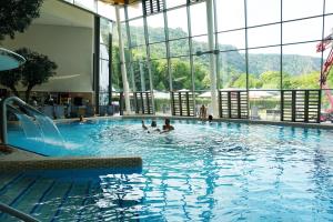 ein großer Pool mit Menschen im Wasser in der Unterkunft Ferienwohnung im Bockrieß in Thale