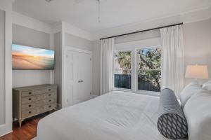 une chambre blanche avec un lit et une fenêtre dans l'établissement The Cottage, à Santa Rosa Beach 37 autres photos