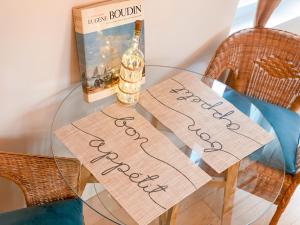 una mesa de cristal con una botella de vino. en Clementines House Honfleur, en Honfleur